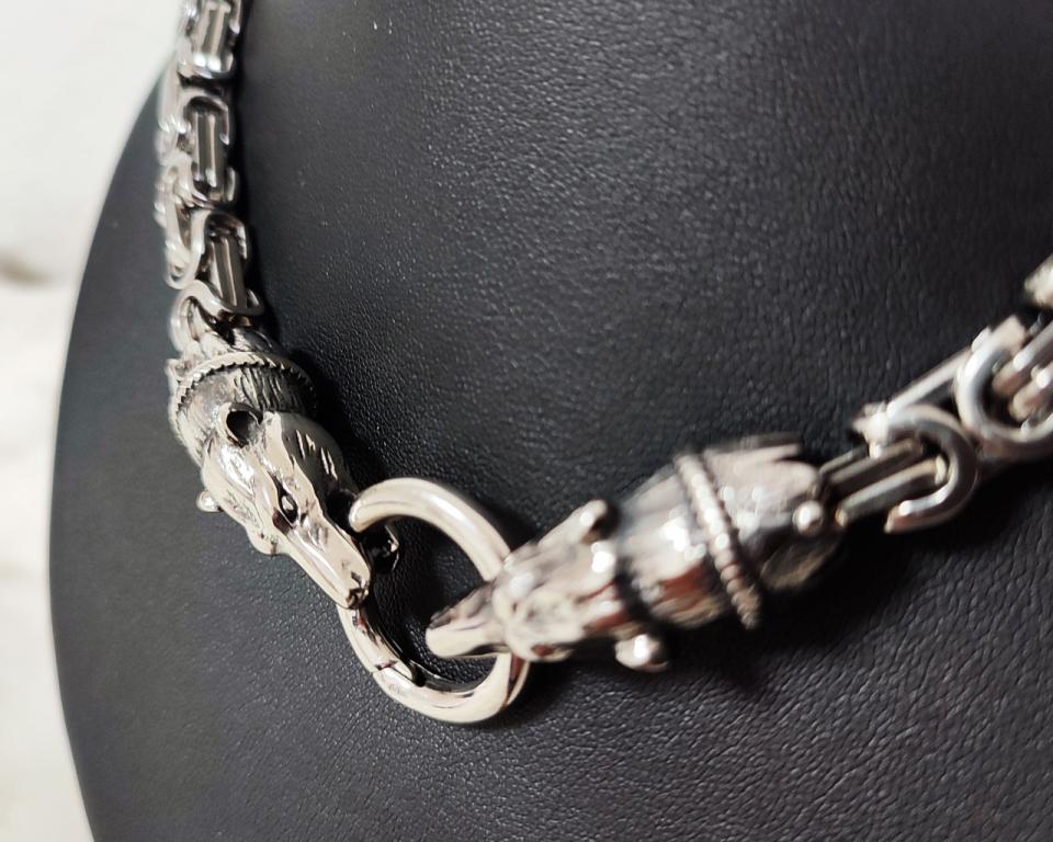 King's chain with realistic wolf heads